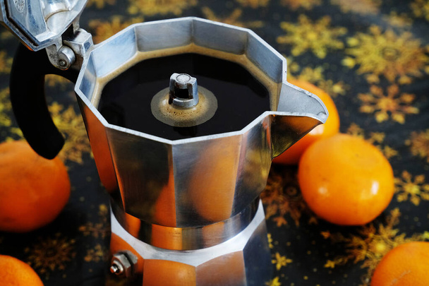 Italienische Espressomaschine Mokkakanne in Weihnachtskomposition mit Mandarinen Nahaufnahme - Foto, Bild