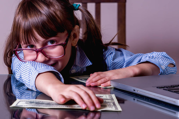 Молода красива дівчина з доларовим рахунком США символізує фінансову освіту.. - Фото, зображення