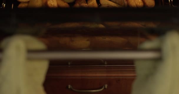 Abriendo el Owen con patatas asadas y al horno cubiertas de eneldo una foto superior en la cámara roja - Metraje, vídeo