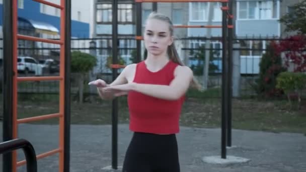 ajuste desportivo caucasiano bonito menina treino em sportswear ao ar livre em campo de esportes - Filmagem, Vídeo