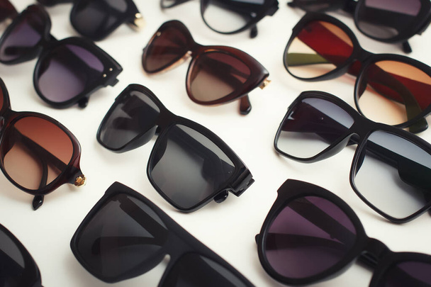 Sortiment von Sonnenbrillen. Trendige Accessoire-Kollektion. Selektiver Fokus. - Foto, Bild