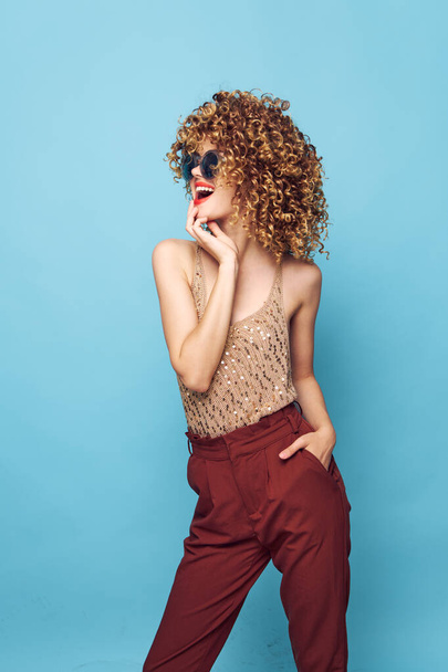 Όμορφη γυναίκα σγουρά μαλλιά κόκκινα χείλη μοντέρνα ρούχα διασκεδαστικό στυλ μόδας  - Φωτογραφία, εικόνα