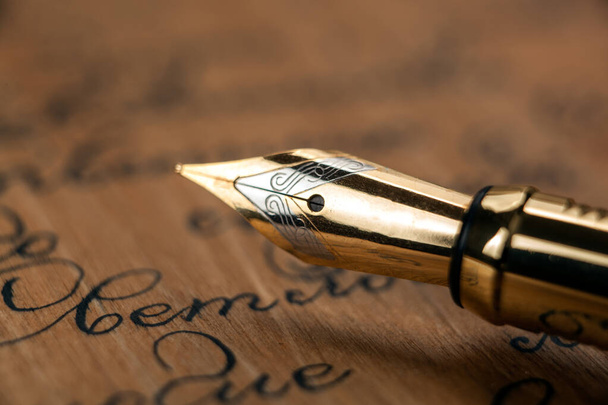 πένα στυλό με μελάνι κείμενο φόντο closeup - Φωτογραφία, εικόνα