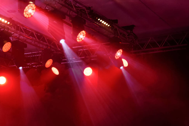 Szakmai szórakoztató fények egy zenei koncert vagy diszkó éjszakai klub, mint a háttérben - Fotó, kép