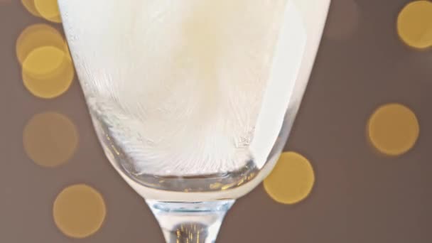 Close-up uitzicht op sprankelende champagne Glas in slow motion - Video