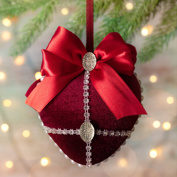 . Decoración para el árbol de Navidad. Bolas de Navidad hechas a mano. Bordado muy hermoso. - Foto, imagen