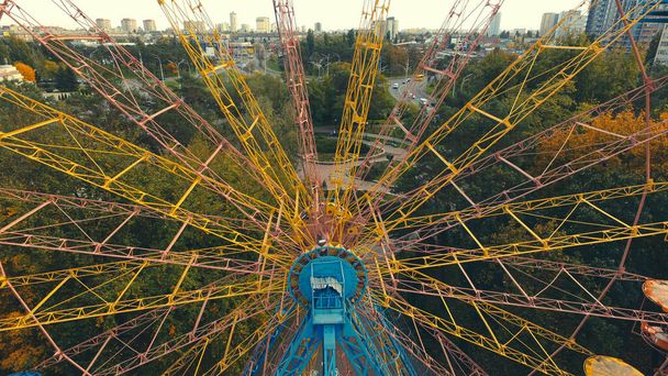 Ferris wiel attractie in het park in de herfst vanaf een hoogte. - Foto, afbeelding