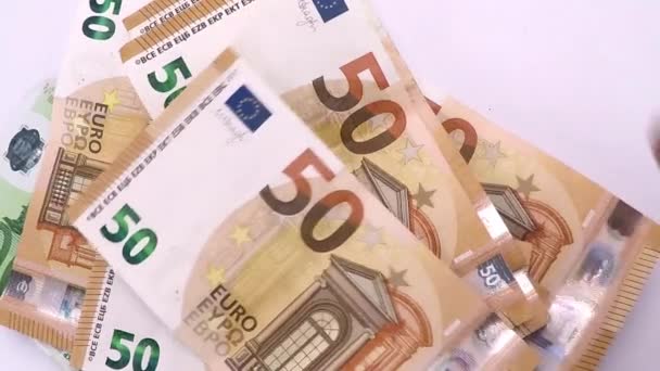 banknoty euro nowe monety ułożone jeden na drugim, aby zapłacić rachunek, zwolnione tempo - Materiał filmowy, wideo