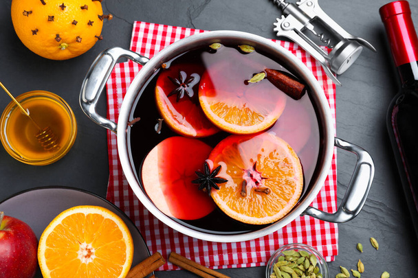 Delicious mulled wine and ingredients on grey table, flat lay - Fotografie, Obrázek