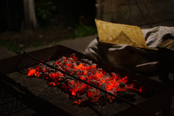 Embre de charbon de bois utilisé pour la cuisson - Photo, image