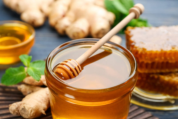 Jar of honey and other natural cold remedies on table, closeup - Φωτογραφία, εικόνα