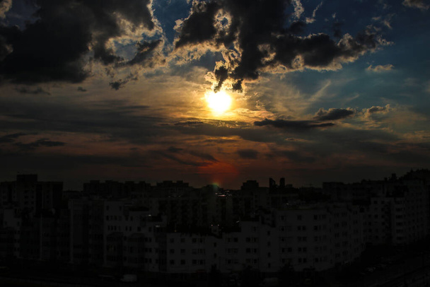 Nuvens tempestuosas no final da tarde sobre blocos habitacionais da área residencial de Varsóvia - Foto, Imagem