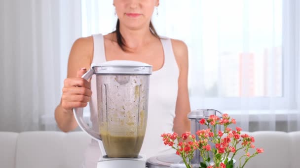 Detailní záběr ženy se mixérem, která dělá zdravý koktejl, detoxikační koktejl - Záběry, video