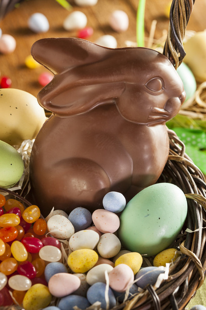 Chocolate Easter Bunny in a Basket - Foto, afbeelding