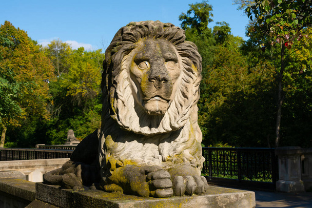 Estatua de león viejo en un hermoso día de otoño. Milwaukee, Wisconsin, Estados Unidos - Foto, imagen