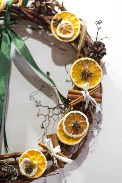 Θραύσμα από στεφάνι Πρωτοχρονιάς διακοσμημένο με κανέλα, γλυκάνισο, λεμόνι, κουκουνάρι, κοντινό πλάνο - Φωτογραφία, εικόνα