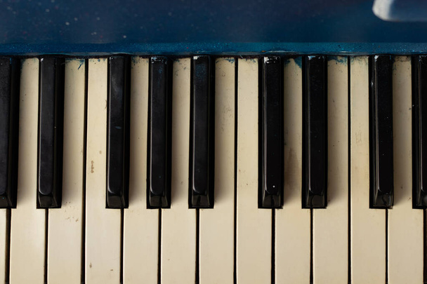 piano ancien comme fond close-up, instrument de musique - Photo, image