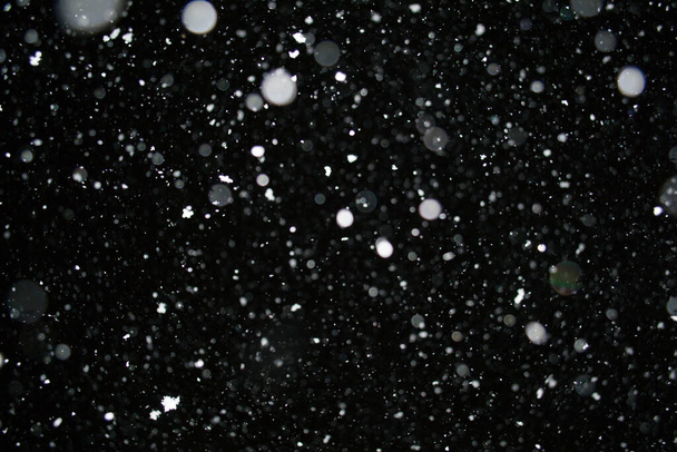 Kuva tiheästä lumesta yöllä, kaunis tausta - Valokuva, kuva