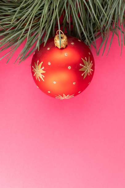 Decoração de Natal vermelho no fundo rosa. Deitado plano, vista superior. - Foto, Imagem
