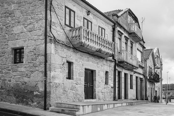 Нова архітектура, що стосується історичної частини села, біля річки Лерес, що перетинає Понтеведру (Іспанія).) - Фото, зображення