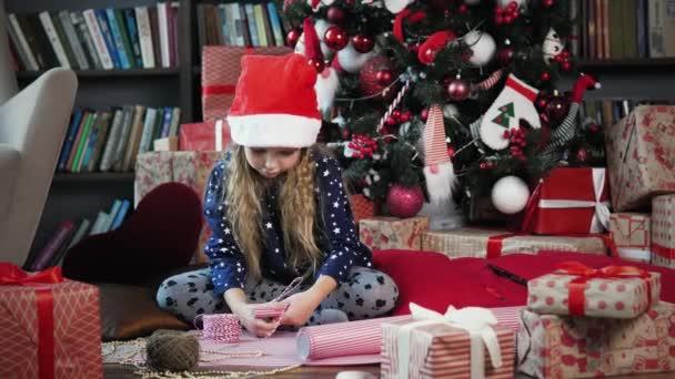 Weihnachtsgeschenke zu Hause verpacken - Filmmaterial, Video