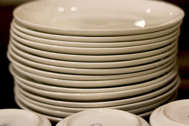 keramische borden en kom regelen op tafel in restaurant eetzaal - Foto, afbeelding