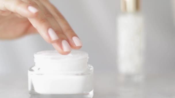 Vrouwelijke hand aanbrengen hydraterende crème of bodylotion voor een gezonde huid, vrouw en haar huidverzorging routine, biologische cosmetische product en luxe beauty merk - Video