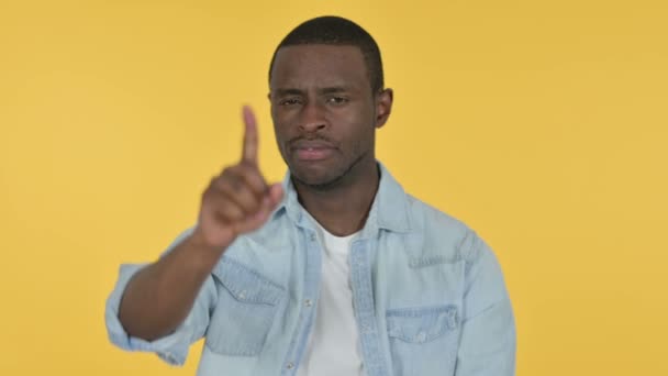 Jonge Afrikaanse man Geen teken van vinger, gele achtergrond  - Video