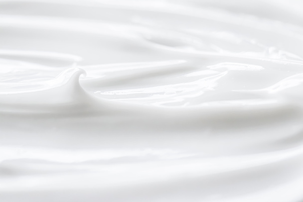 純粋な白いクリームの質感を背景に、手を洗うクリーミーな石鹸と有機化粧品 - 写真・画像