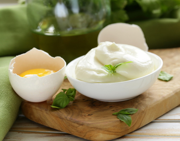 Salsa natural de mayonesa de huevo en un bol blanco
 - Foto, Imagen