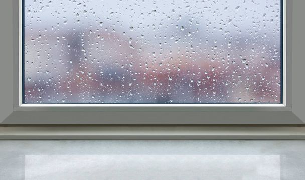 Подоконник с видом спереди на падающие капли дождя - Фото, изображение