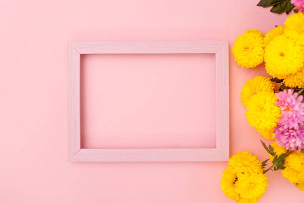 Beautiful flowers composition. Frame for text on pink background. Valentines Day, Easter, Birthday, Mother's day. Flat lay, top view, copy space. - Foto, Imagen