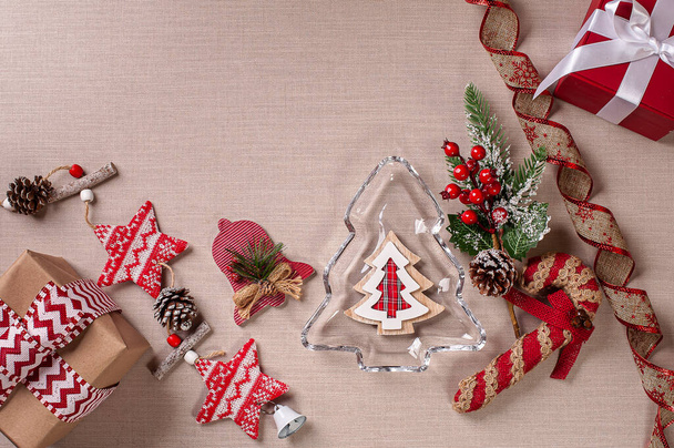 Composition de Noël avec rubans, cadeaux et branches. Conteneur en verre en forme d'arbre. Vue de dessus. Espace de copie - Photo, image
