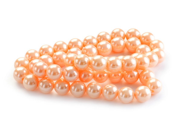 Collar de perlas aislado en el fondo blanco
 - Foto, imagen
