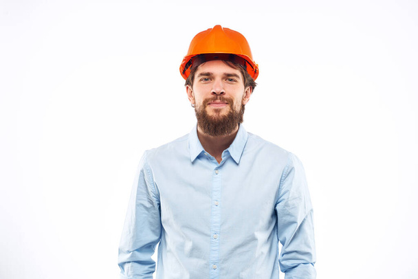 Человек в рабочей форме оранжевый каска образ жизни чиновник - Фото, изображение