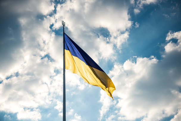 Ukrajinská modrá a žlutá vlajka na pozadí oblohy. - Fotografie, Obrázek