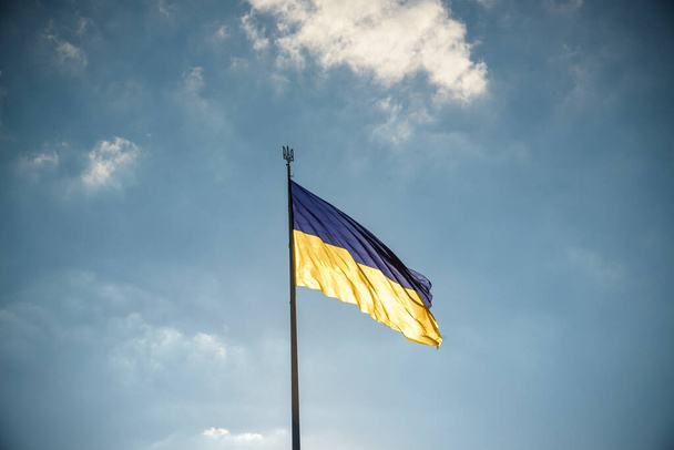 Ουκρανική μπλε και κίτρινη σημαία στο φόντο του ουρανού. - Φωτογραφία, εικόνα