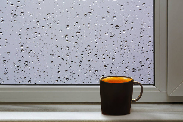 Front view παράθυρο περβάζι για πτώση σταγόνες βροχής - Φωτογραφία, εικόνα