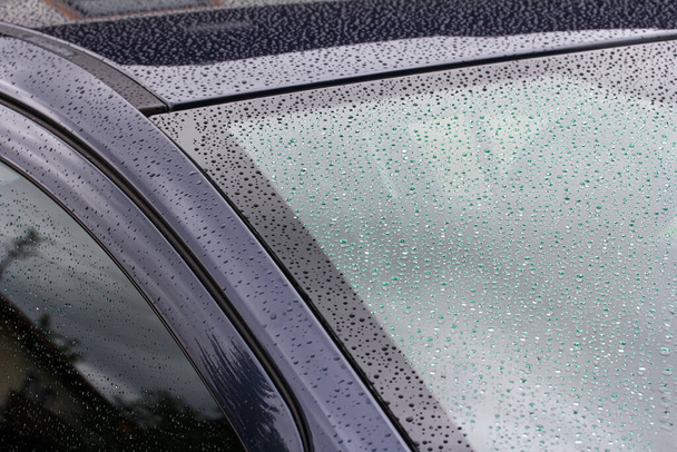 Sateinen sää ja tie. Sadepisarat autossa - Valokuva, kuva