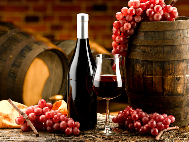 sklenice červeného vína ve vinném sklepě - Fotografie, Obrázek