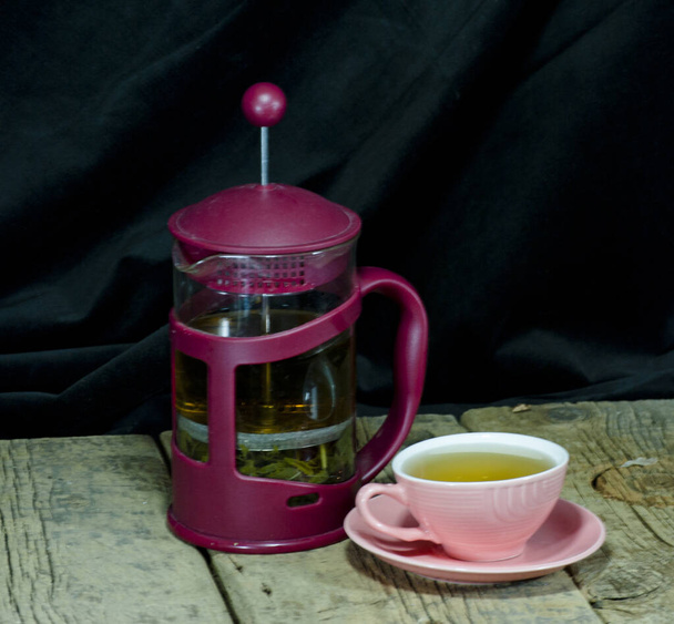 sobre la mesa un vaso de té con brebaje - Foto, imagen