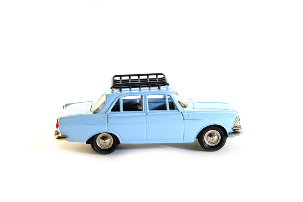 Juguete coleccionable modelo azul coche soviético "Moskvitch
" - Foto, imagen