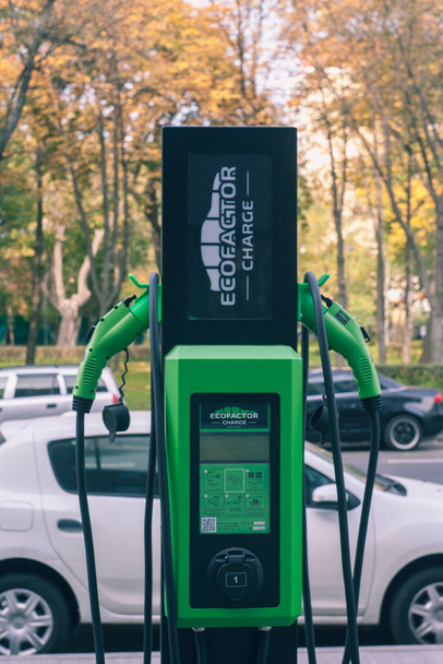 KIEV, UKRAINE - OKTOBER 26, 2020: Oplaadstation voor de motor van elektrische voertuigen. De duurzame energieoplossing voor het transport van de toekomst. Voeding eenheid voor het opladen van de auto. - Foto, afbeelding
