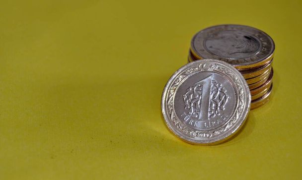 Geld und Währung der Türkei. Geld und "Eine türkische Lira" -Münzen zusammen. Isolierter Hintergrund. - Foto, Bild