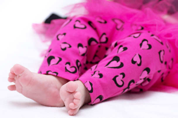 novorozeně nohy děvče v růžových šatech - Fotografie, Obrázek