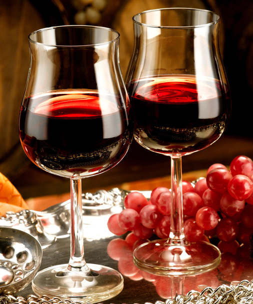 Окуляри червоного вина у винному підвалі
 - Фото, зображення