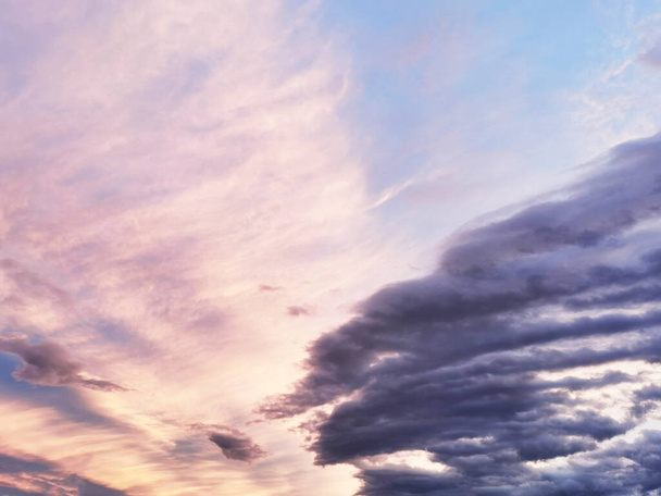 огненное оранжевое, розовое бурное небо и тревожные грозовые облака на рассвете - Фото, изображение