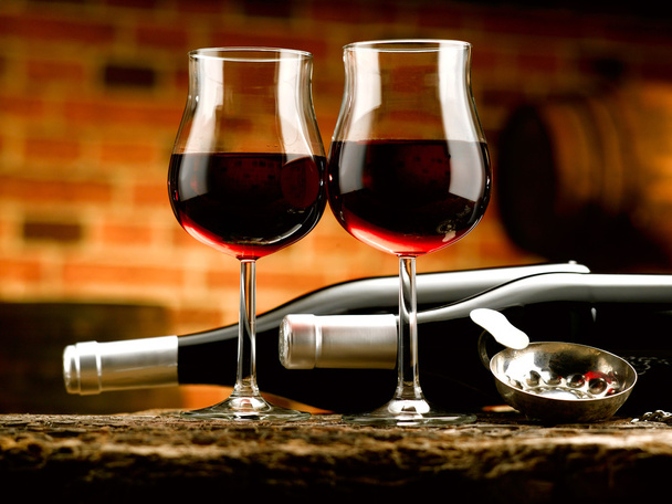 ποτήρια κόκκινο κρασί στο κελάρι κρασιού - Φωτογραφία, εικόνα