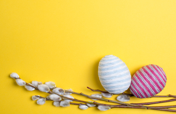 Paskalya yumurtaları yün konu ile dekore edilmiştir. - Fotoğraf, Görsel