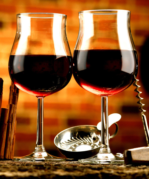 Punaviinilasit viinikellarissa
 - Valokuva, kuva